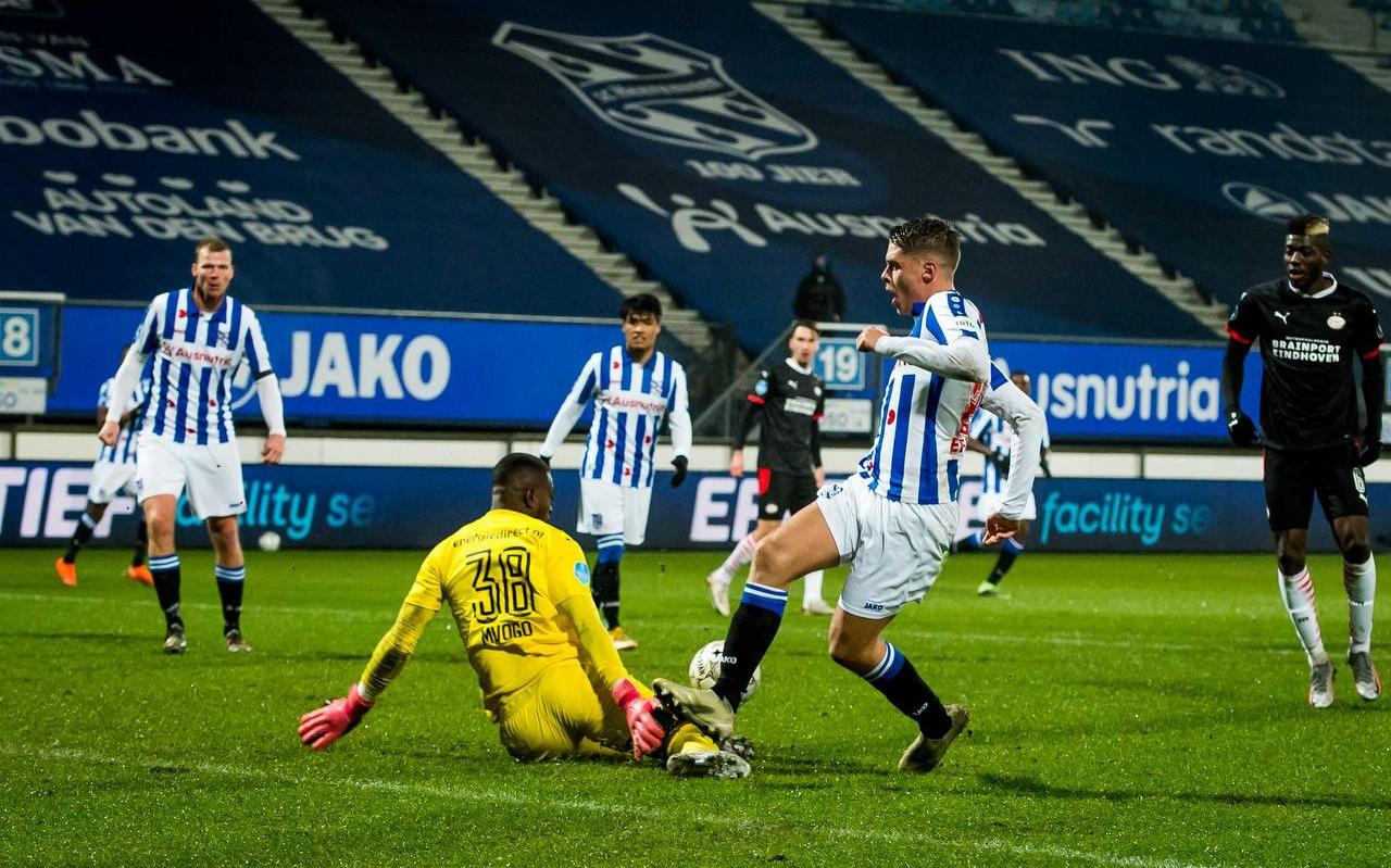 Joey Veerman stuit op PSV-doelman Yvon Mvogo en laat daarmee dé kans op de 3-1 liggen. Joey Veerman stuit op PSV-doelman Yvon Mvogo en laat daarmee dé kans op de 3-1 liggen.