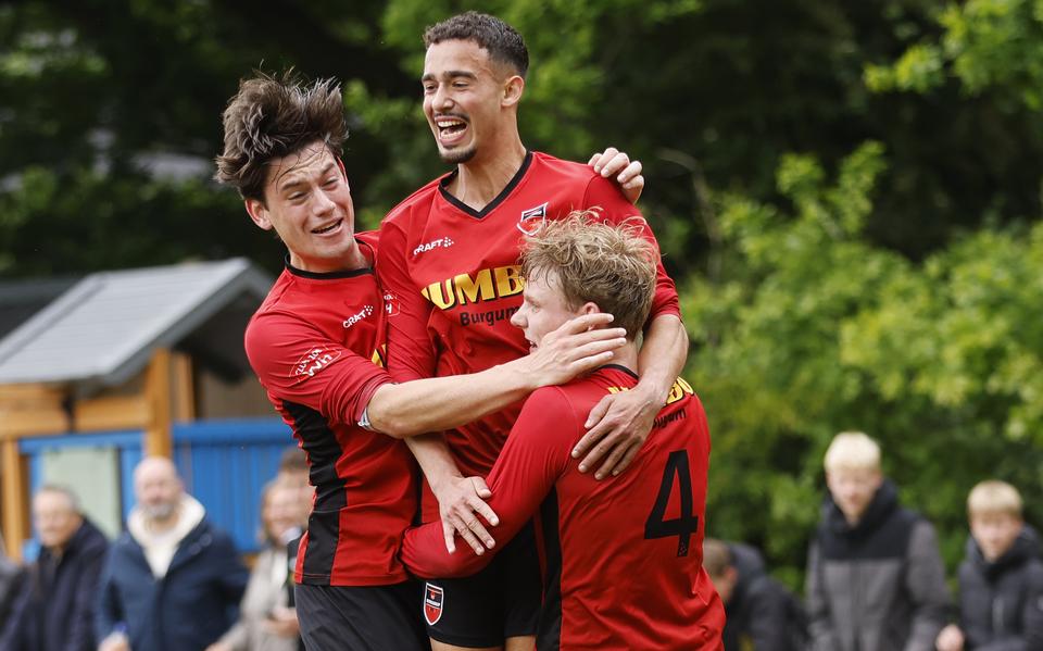 Ontlading bij Hardegarijp nadat Noah Josephia (m) zijn ploeg op voorsprong heeft gezet tegen Noordbergum. Hij wordt geflankeerd door Tije Peerden (l) en Jurgen Scholte. Mede door deze goal kwam de voorspelling van ons pannellid Line Atsa grotendeels uit. Het werd alleen niet 1-3, zoals zij voorspelde, maar 0-4. Ook Simon Smink had de winnaar goed voorspeld. Het duel tussen Geel Wit en VWC eindigde echter in 2-0 in plaats van 4-1. Jan Stuiver zat er volledig naast met zijn voorspelling dat Zeerobben met 1-4 zou winnen bij Burgum; het werd 3-0. Ook Jan Faber had zijn dag niet. Hij voorspelde een 1-1 gelijkspel tussen Balk en Wolvega, maar het werd 4-0. 