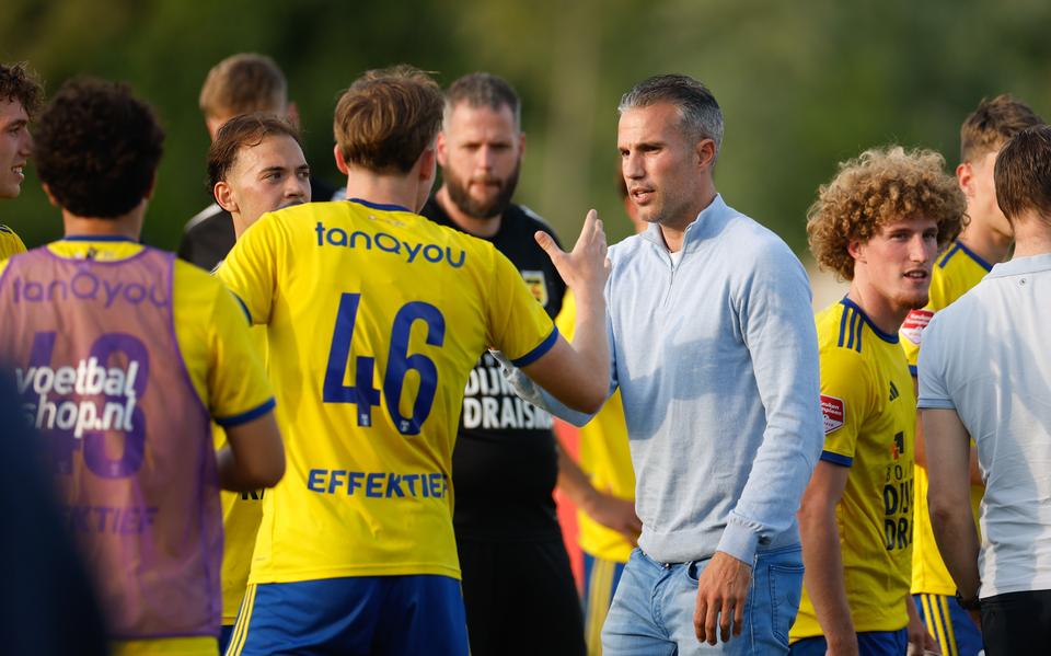 Robin van Persie geeft SC Cambuur Onder 21 complimenten voor een uitstekend seizoen.