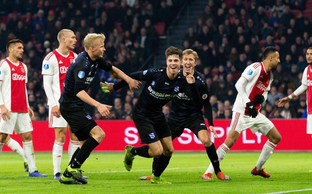 Kik Pierie is het middelpunt van de vreugde. Hij schiet SC Heerenveen in januari naast Ajax (4-4). FOTO VI IMAGES
