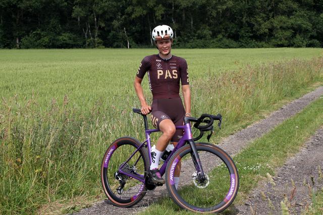 Wendy (29) uit Ureterp stopte met werken en reist nu als fulltime gravelracer Europa door. ‘Noch lan
