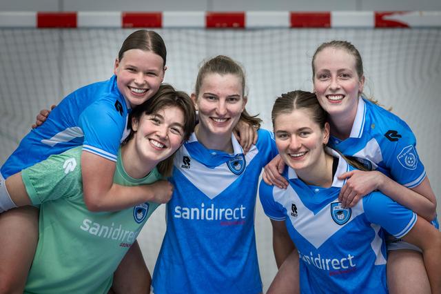 Deze vijf Friezinnen staan op het punt geschiedenis te schrijven met het Groningse zaalvoetbalbolwer