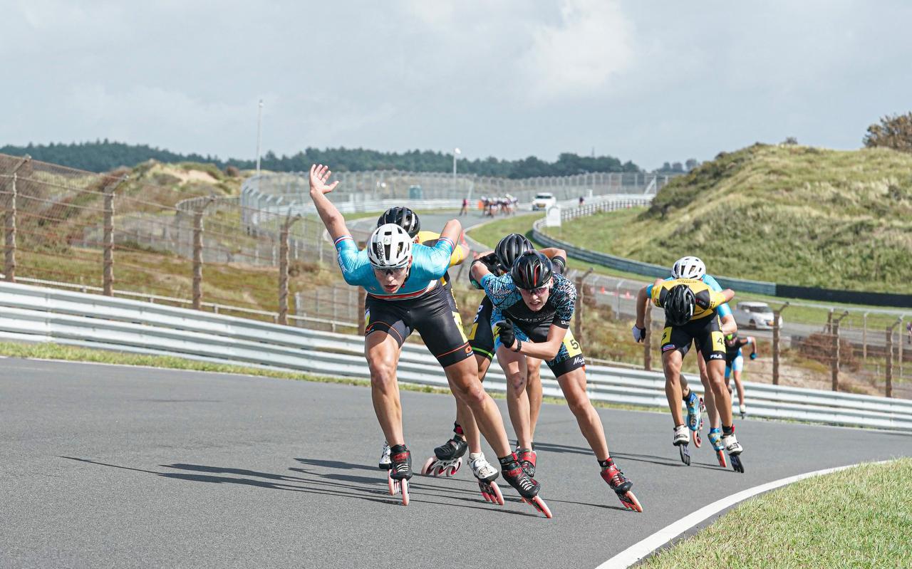 Jordy Harink leidt de dans in een kopgroep waarin ook Jorrit Bergsma zit. Harink wint uiteindelijk, Bergsma wordt derde. Het zilver ging naar junior Ruben Ligtenberg. Jordy Harink leidt de dans in een kopgroep waarin ook Jorrit Bergsma zit. Harink wint uiteindelijk, Bergsma wordt derde. Het zilver ging naar junior Ruben Ligtenberg.
