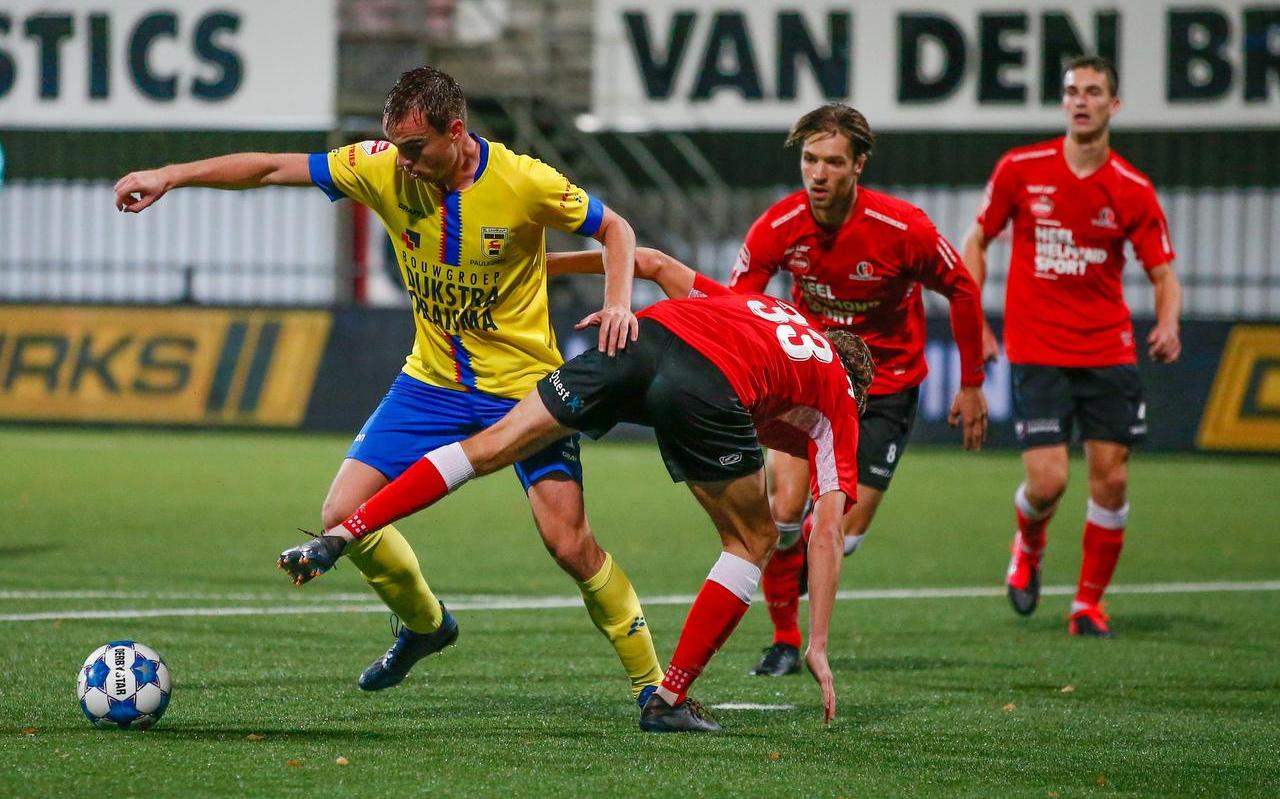 Mitchel Paulissen in duel met Gaetan Bosiers van Helmond Sport. Mitchel Paulissen in duel met Gaetan Bosiers van Helmond Sport.