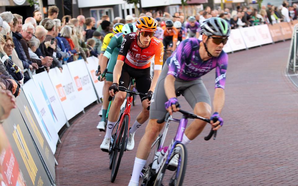 Thymen Arensman (m) won dinsdag de 43ste Profronde van Surhuisterveen. Ben O'Connor (r) werd derde, net achter Jonathan Milan.