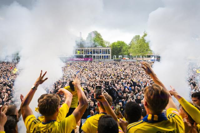 Hoe kwam het vuurwerk op het Oldehoofsterkerkhof bij de huldiging van Cambuur?