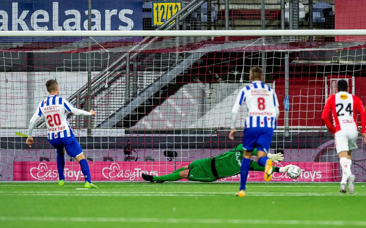 Joey Veerman (l.) schiet SC Heerenveen vanaf de penaltystip naar de kwartfinale van het bekertoernooi. Joey Veerman (l.) schiet SC Heerenveen vanaf de penaltystip naar de kwartfinale van het bekertoernooi.