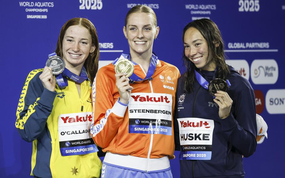 Marrit Steenbergen op het podium na winst op de 100 meter vrije slag.