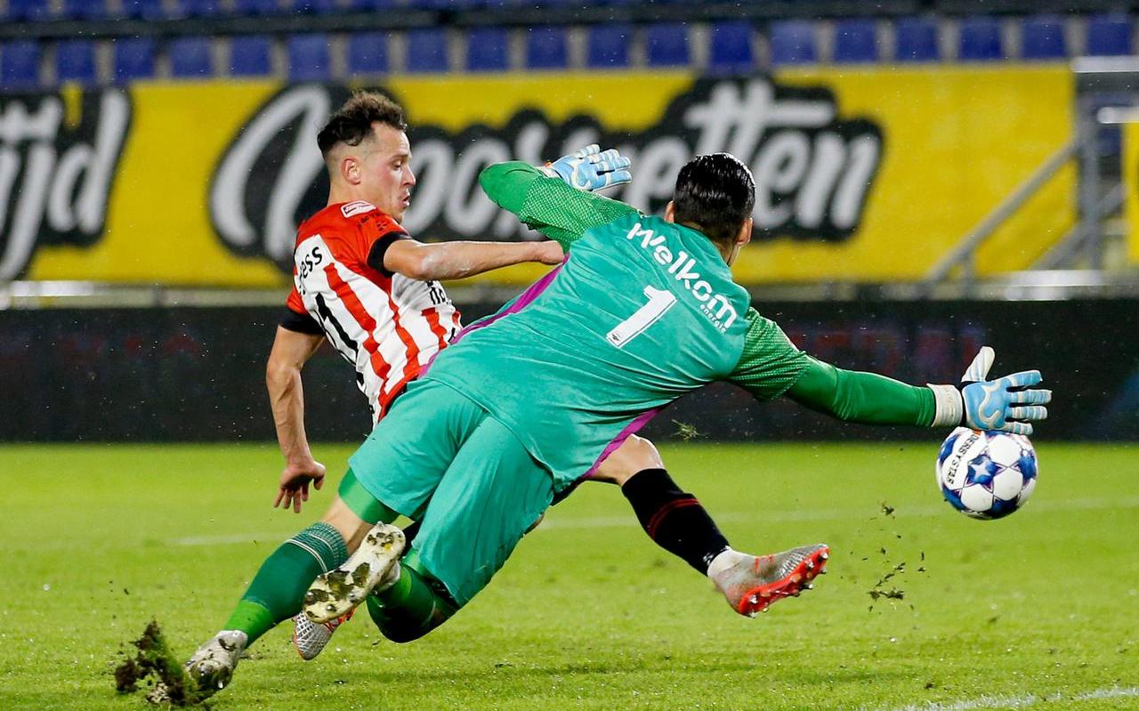 Giovanni Korte passeert NAC-doelman Nick Olij voor de tweede keer en zet Cambuur in Breda op 0-3. Giovanni Korte passeert NAC-doelman Nick Olij voor de tweede keer en zet Cambuur in Breda op 0-3.