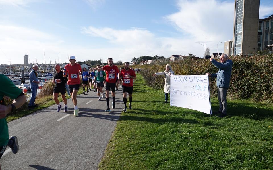 Roelf van Foeken en vriend Stefan Tabak passeren de ouders van de overleden Wisse Tolsma. 