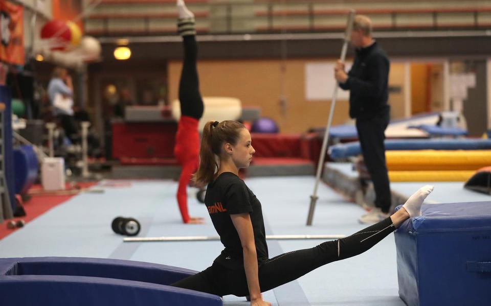Nederlands grootste turntalent Naomi Visser tijdens een recente training in de Epke Zonderland-hal in Heerenveen. Achter haar trainer Vincent Wevers met dochter Sanne.