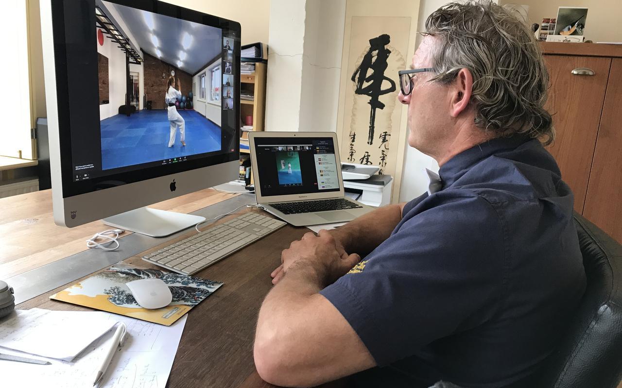 In zijn woonkamer te Leeuwarden bekijkt scheidsrechter Gilbert Cleveringa de verrichtingen tijdens het eerste online-EK shinkyokushin karate. In zijn woonkamer te Leeuwarden bekijkt scheidsrechter Gilbert Cleveringa de verrichtingen tijdens het eerste online-EK shinkyokushin karate.