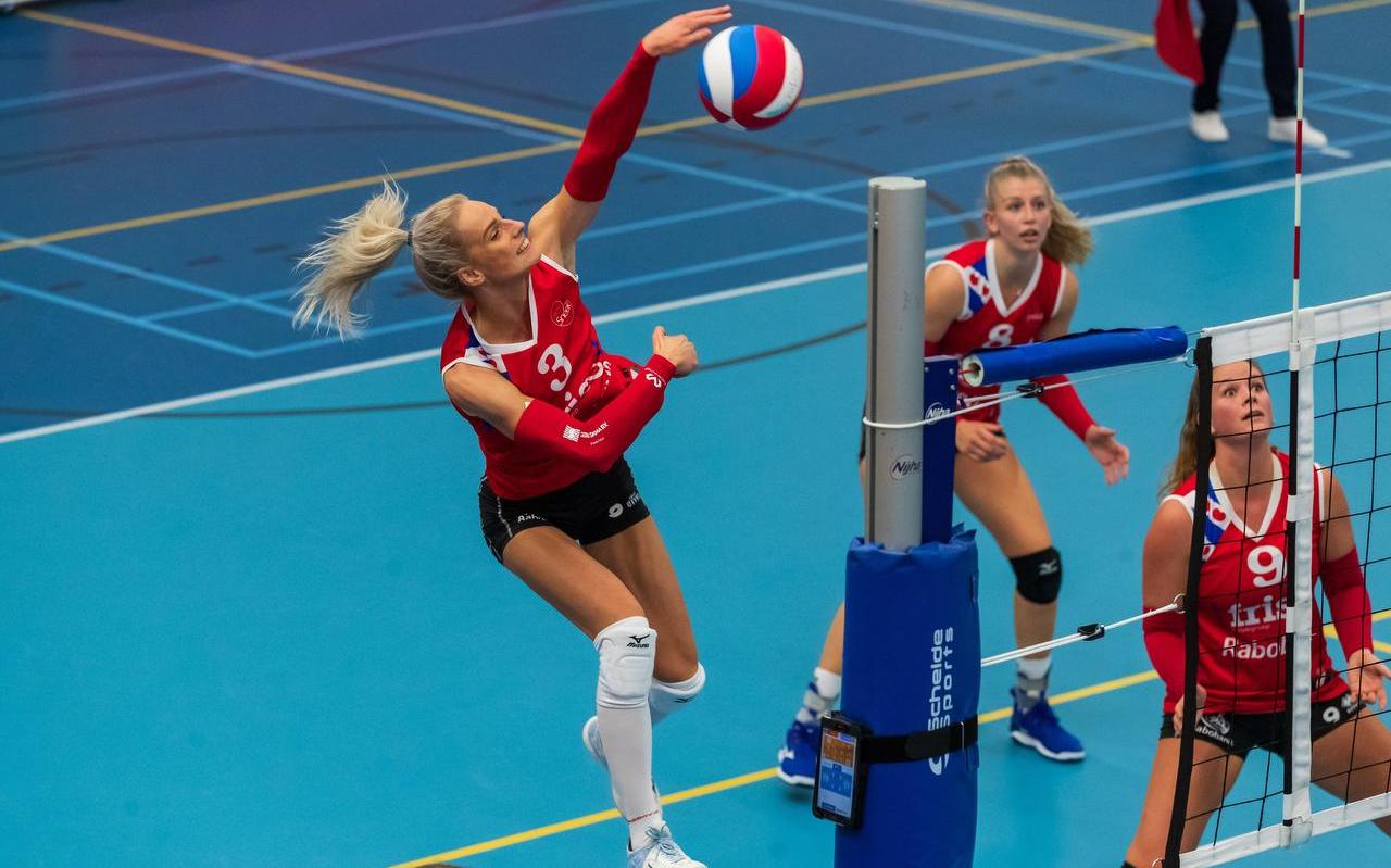 Anlène van der Meer haalt uit namens VC Sneek. Rechts spelverdeelster Nienke Tromp, in het midden Britt Schreurs. Anlène van der Meer haalt uit namens VC Sneek. Rechts spelverdeelster Nienke Tromp, in het midden Britt Schreurs.
