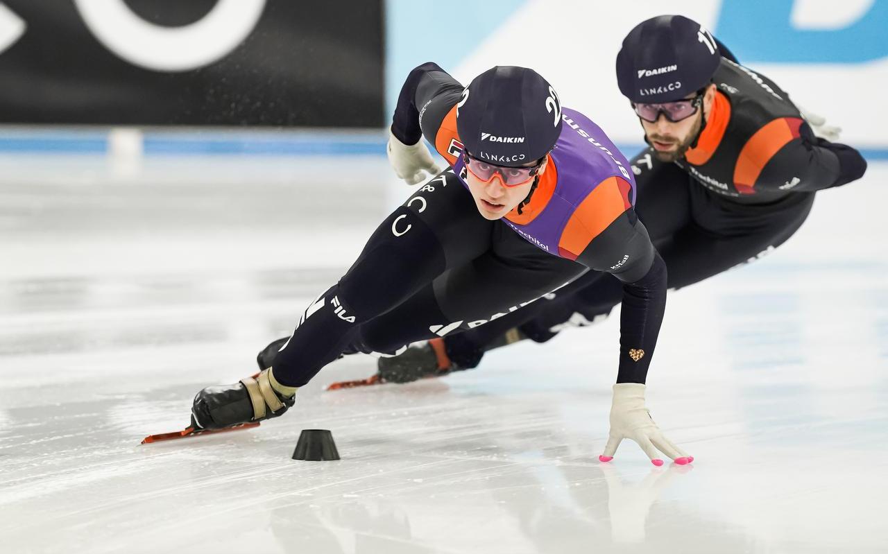 Jasper Brunsmann in actie tijdens het NK afstanden in Thialf. Hij houdt Daan Breeuwsma voor even achter zich. Jasper Brunsmann in actie tijdens het NK afstanden in Thialf. Hij houdt Daan Breeuwsma voor even achter zich.