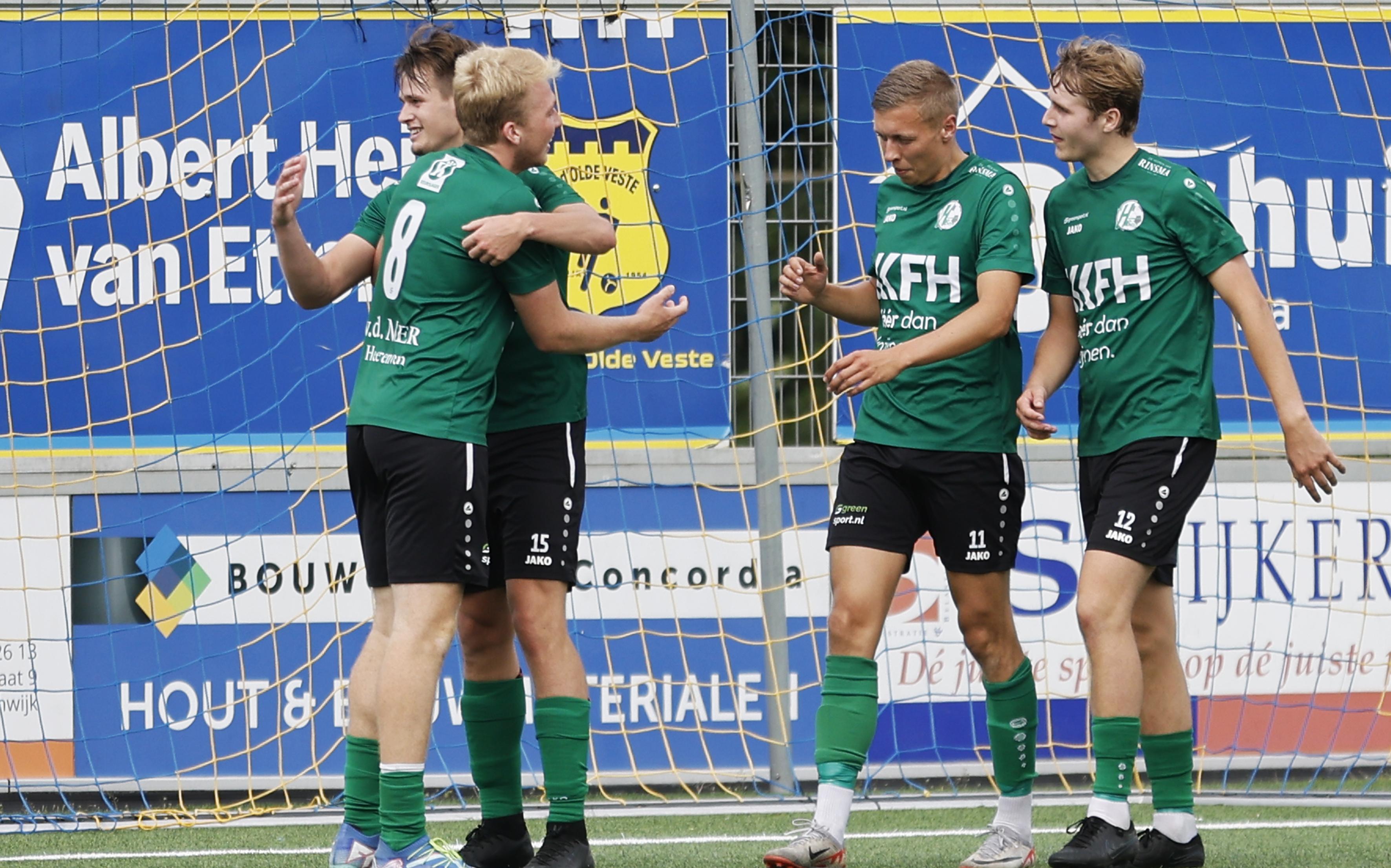 Vreugde bij de spelers van Heerenveense Boys na weer een doelpunt. De ploeg van trainer Klaas de Jong handhaafde zich zaterdag via de nacompetitie in de eerste klasse door een 0-5 zege op Alcides.