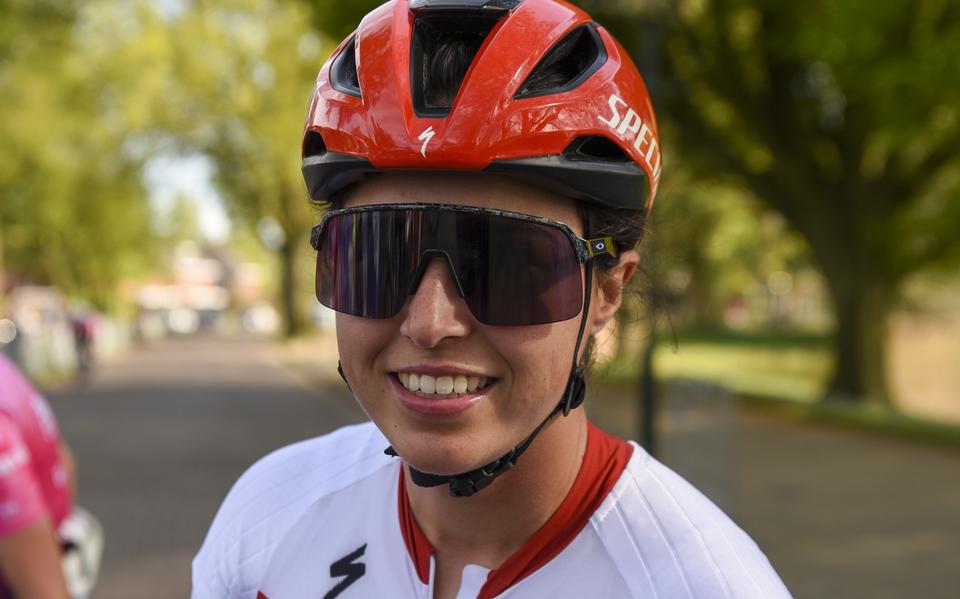 Mallika Benallal in haar Marokkaanse kampioenstrui voorafgaand aan een criterium in Nederland.