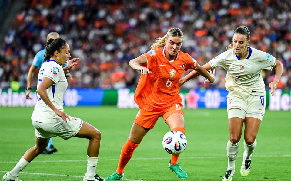 Jill Roord in actie op het EK voetbal in de groepswedstrijd tegen Frankrijk.