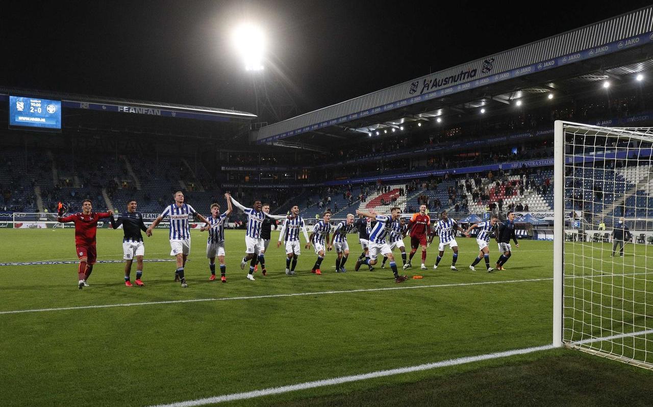 De spelers van SC Heerenveen vieren feest met de supporters die bij de wedstrijd konden zijn. FOTO ANP De spelers van SC Heerenveen vieren feest met de supporters die bij de wedstrijd konden zijn. FOTO ANP