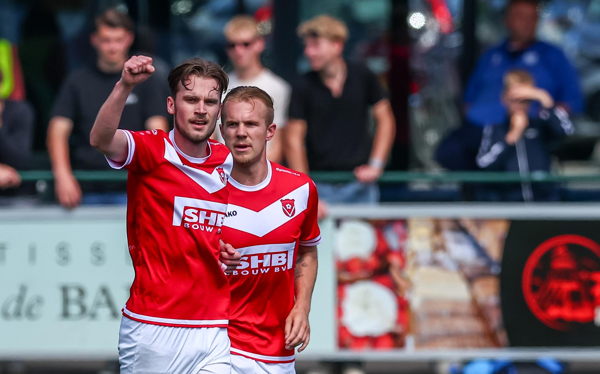 Vreugde bij de spelers van Harkemase Boys tijdens de competitiewedstrijd tegen Urk op 17 mei, met links een juichende Joris Adams.