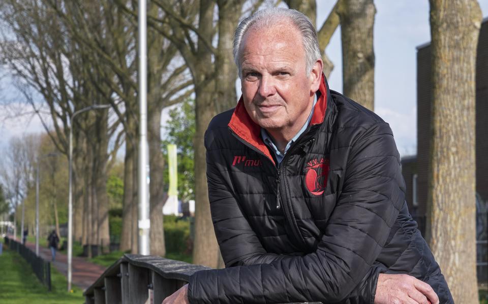 Voetbaltrainer Wiebren Kerkhof uit Leeuwarden moet stoppen wegens ziekte, maar kan binnenkort zijn loopbaan met een kampioenschap bij Akkrum afsluiten.