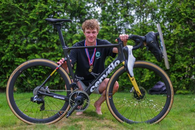 Thijs Wiersma uit Sint Nicolaasga wint Parijs-Roubaix bij junioren