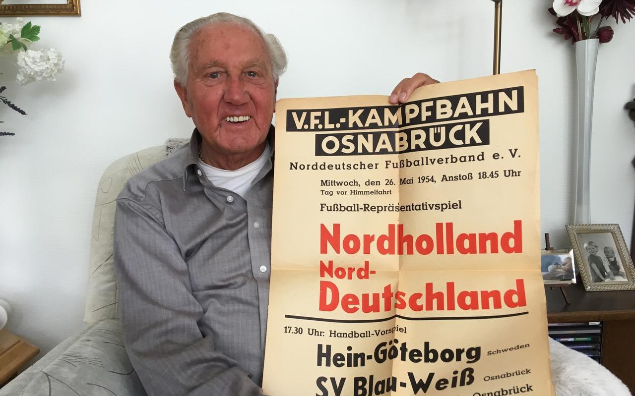 Hampie Bakker anno 2019. Trots toont hij de affiche die hij 65 jaar geleden na de semi-interland in Osnabruck wist te bemachtigen. Hampie Bakker anno 2019. Trots toont hij de affiche die hij 65 jaar geleden na de semi-interland in Osnabruck wist te bemachtigen.