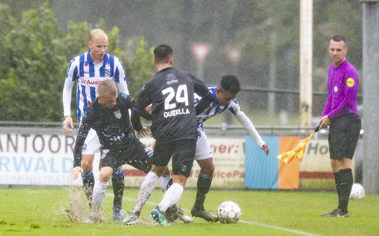 Djenahro Nunumete (rechts) in duel met twee spelers van Heracles. FOTO FPH Djenahro Nunumete (rechts) in duel met twee spelers van Heracles. FOTO FPH
