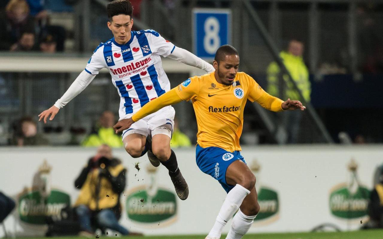 Yuki Kobayashi (links) namens SC Heerenveen in duel met Charlison Benschop van De Graafschap. FOTO VI IMAGES Yuki Kobayashi (links) namens SC Heerenveen in duel met Charlison Benschop van De Graafschap. FOTO VI IMAGES