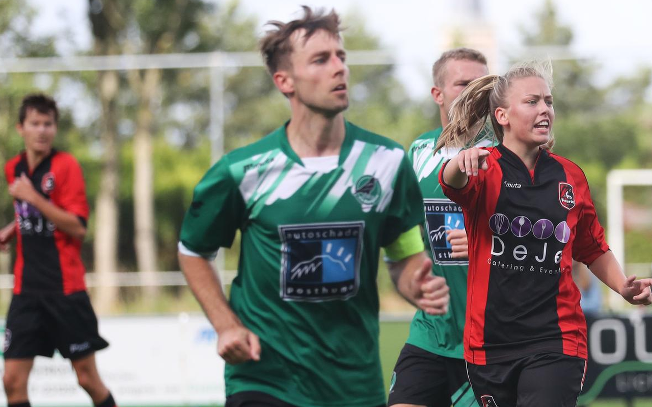 Ellen Fokkema laat tijdens haar officiële debuut in het eerste mannenelftal van Foarút meteen van zich horen.