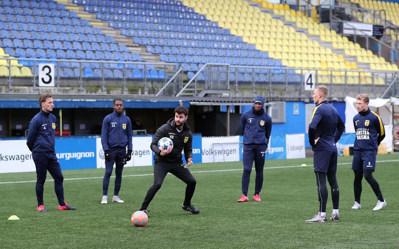 Fysiek trainer Nicky Boonstra geeft uitleg tijdens de eerste training van Cambuur in 2021. Fysiek trainer Nicky Boonstra geeft uitleg tijdens de eerste training van Cambuur in 2021.