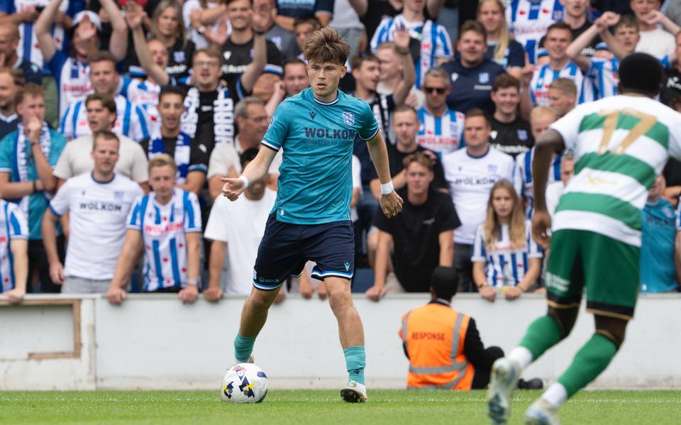 Nikolai Hopland bouwt op namens SC Heerenveen in de oefenwedstrijd tegen QPR.