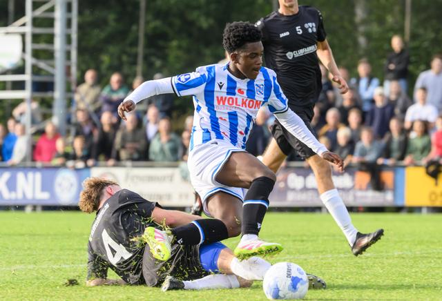 Kirayno Schaken, Robin Bouw en Kai Jansen ruiken aan het grote werk bij SC Heerenveen