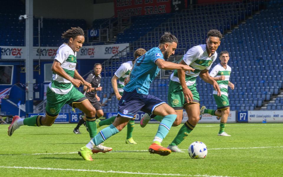Eser Gürbüz snelt op Loftus Road langs de defensie van QPR.