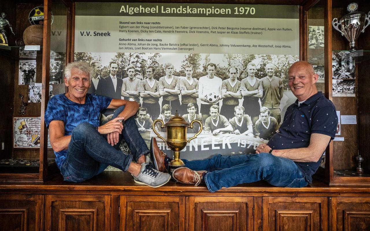 Harry Koenen (links) en Loet Boot 50 jaar na dato bij de grote kampioensfoto in het Sneek-clubhuis. Koenen staat vijfde van links, Boot zit gehurkt, uiterst rechts. Harry Koenen (links) en Loet Boot 50 jaar na dato bij de grote kampioensfoto in het Sneek-clubhuis. Koenen staat vijfde van links, Boot zit gehurkt, uiterst rechts.