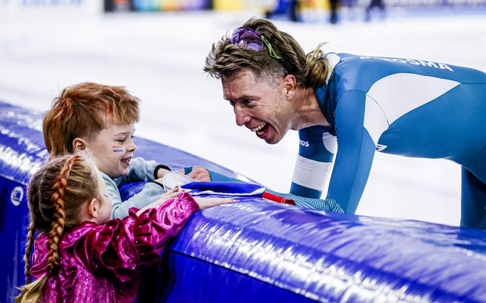 Jorrit Bergsma viert zijn achtste NK-titel op de 10 kilometer met zijn kinderen Brent en Barbara Jean.