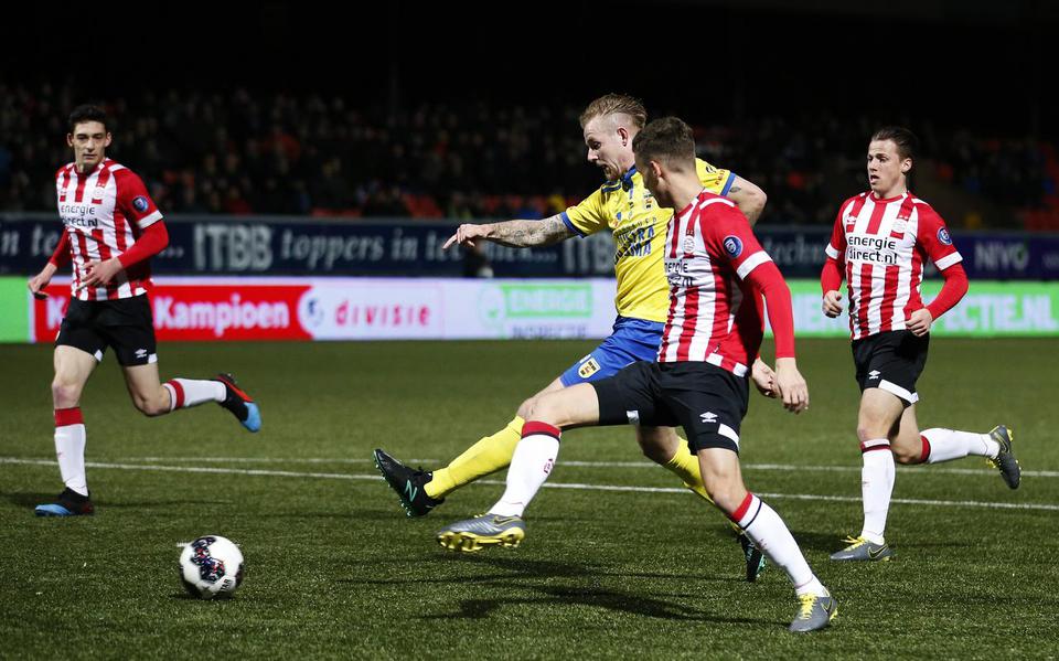 Kevin van Kippersluis zet Cambuur op 1-0 tegen Jong PSV. FOTO HENK JAN DIJKS