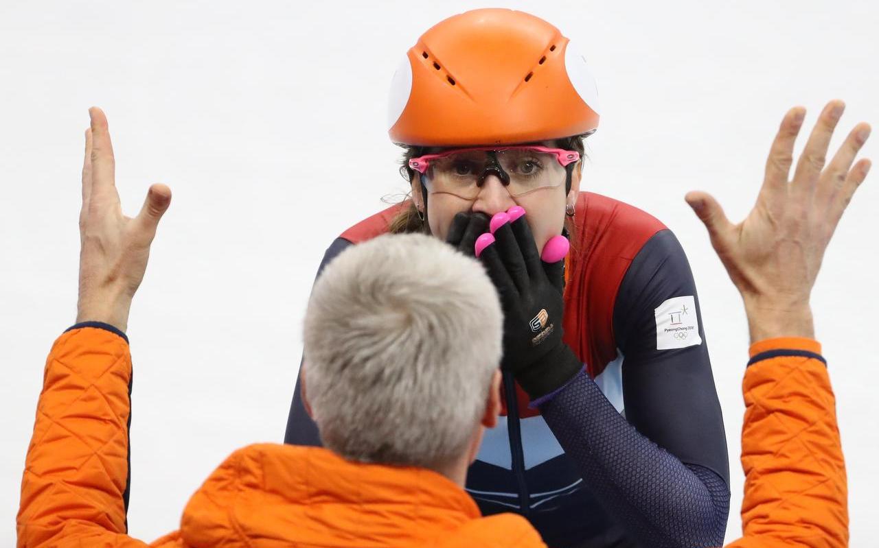 Vol ongeloof probeert Suzanne Schulting zich te realiseren wat ze heeft gespresteerd: goud op de Spelen. Technisch directeur Arie Koops (voorgrond) viert het feestje mee. FOTO EPA Vol ongeloof probeert Suzanne Schulting zich te realiseren wat ze heeft gespresteerd: goud op de Spelen. Technisch directeur Arie Koops (voorgrond) viert het feestje mee. FOTO EPA