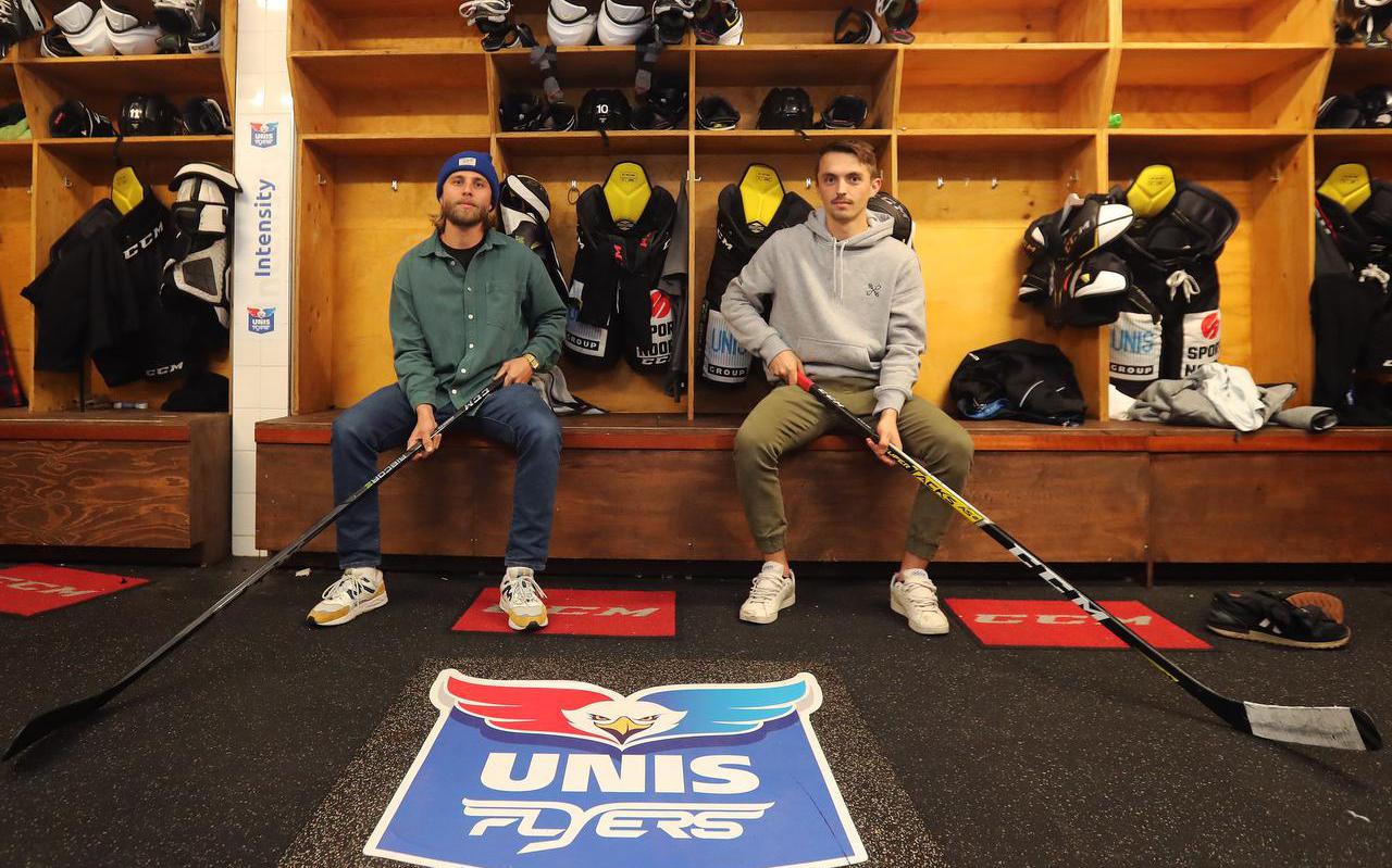 Brent Janssen (links) en Marc Nijland, deze week voorlopig voor de laatste keer in de kleedkamer van de UNIS Flyers.