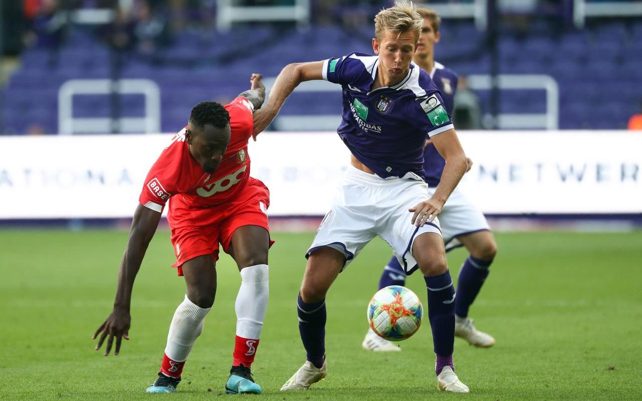 Michel Vlap (rechts) namens Anderlecht in actie tegen Standard Luik. Michel Vlap (rechts) namens Anderlecht in actie tegen Standard Luik.