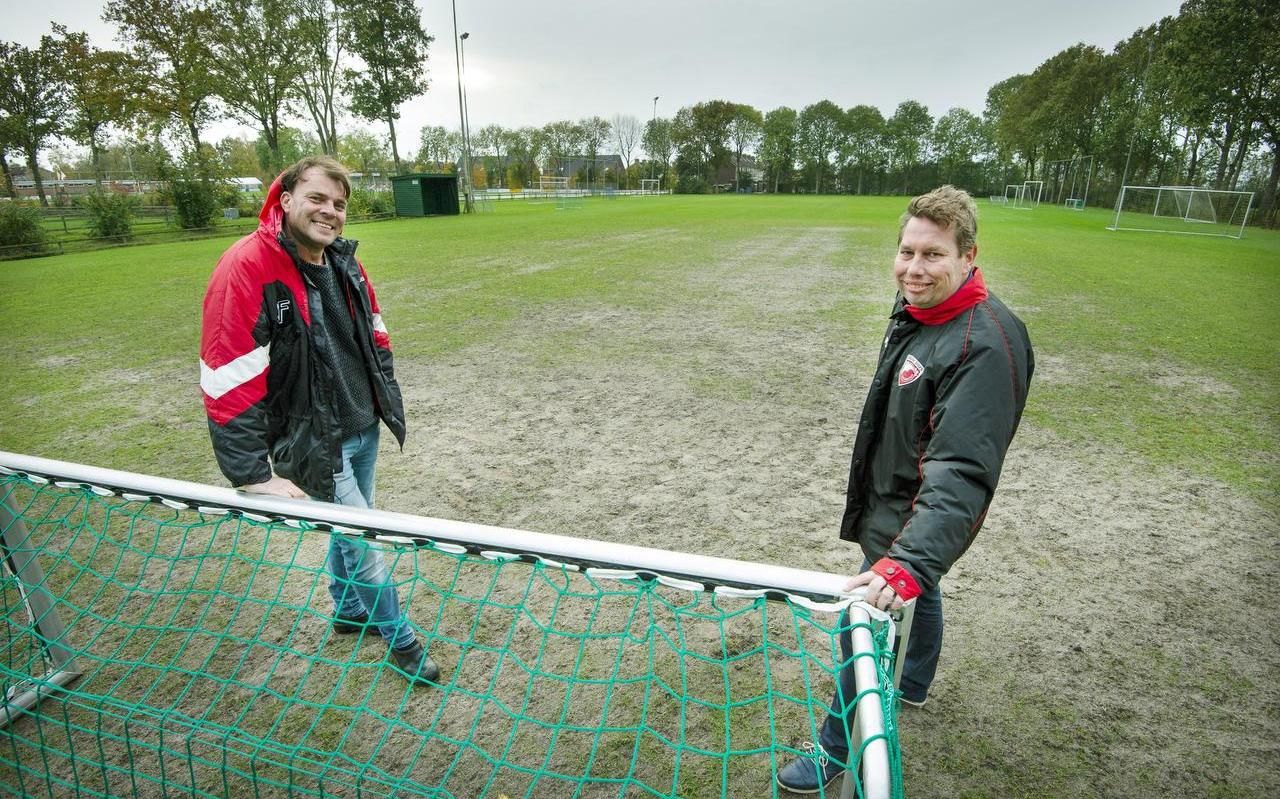 Friese Boys-voorzitter Django Damsma (links) en trainer Martin Brandsma op het bekritiseerde trainingsveld van hun vereniging. Friese Boys-voorzitter Django Damsma (links) en trainer Martin Brandsma op het bekritiseerde trainingsveld van hun vereniging.
