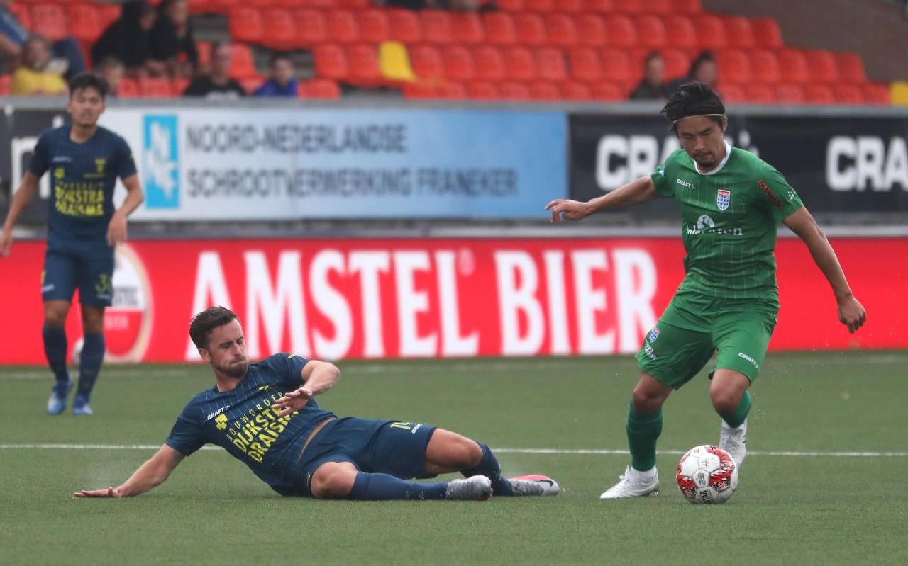 Michael Breij probeert Zwollenaar Yuta Nakayama de bal te ontfutselen. Michael Breij probeert Zwollenaar Yuta Nakayama de bal te ontfutselen.