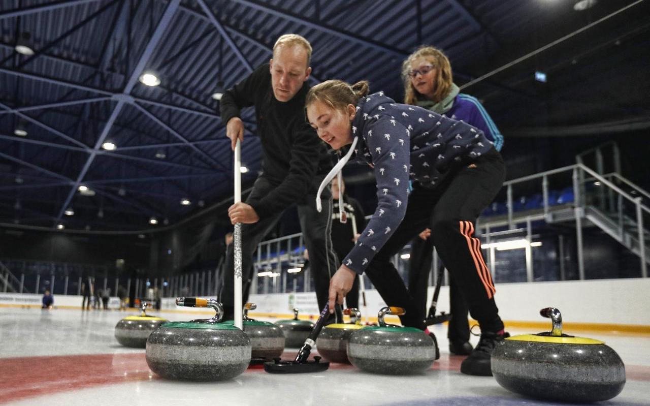 Curling in de Elfstedenhal. ,,Je kan curling vergelijken met biljarten. Met het nodige effect moet je de steen op de juiste plek zien te krijgen.’’ Curling in de Elfstedenhal. ,,Je kan curling vergelijken met biljarten. Met het nodige effect moet je de steen op de juiste plek zien te krijgen.’’