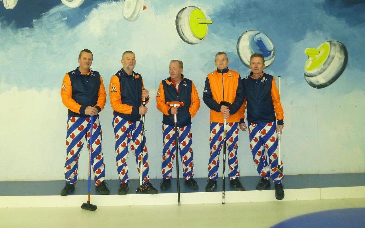 De Friese WK-ploeg (vlnr): Frans Boonstra, Johannes Koornstra, Jan de Jong, Reinder Jongsma, Douwe Bos. EIGEN FOTO De Friese WK-ploeg (vlnr): Frans Boonstra, Johannes Koornstra, Jan de Jong, Reinder Jongsma, Douwe Bos. EIGEN FOTO