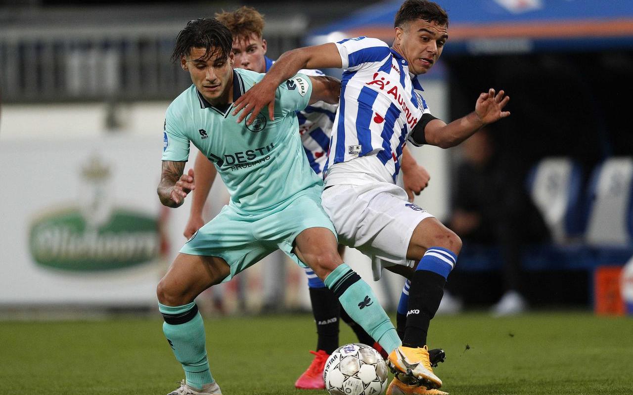 Oliver Batista Meier in duel met Gorkem Saglam van Willem II in het Abe Lenstra Stadion op 12 september 2020. FOTO ANP JEROEN PUTMANS Oliver Batista Meier in duel met Gorkem Saglam van Willem II in het Abe Lenstra Stadion op 12 september 2020. FOTO ANP JEROEN PUTMANS