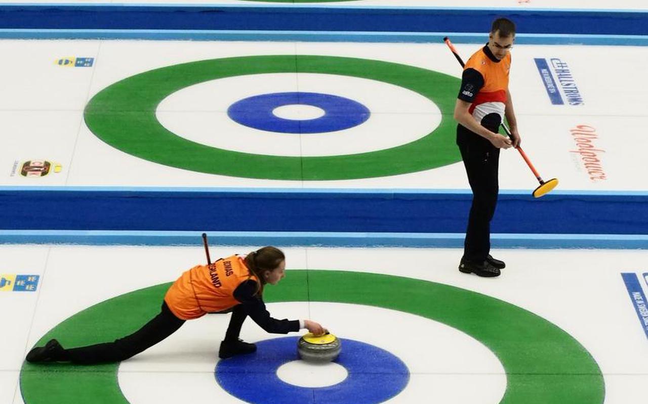 Bob en Lisenka Bomas in actie als het Nederlandse curlingteam bij de mixed-dubbels. FOTO ALICE BOONSTRA