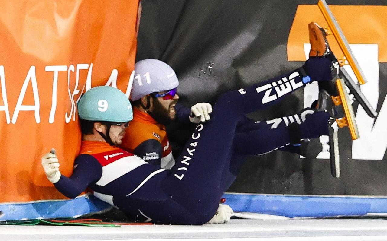 Sjinkie Knegt (rechts) en Koen Slootweg zijn ten val gekomen tijdens de halve finales van de 1500 meter op het NK shorttrack in Thialf. Sjinkie Knegt (rechts) en Koen Slootweg zijn ten val gekomen tijdens de halve finales van de 1500 meter op het NK shorttrack in Thialf.