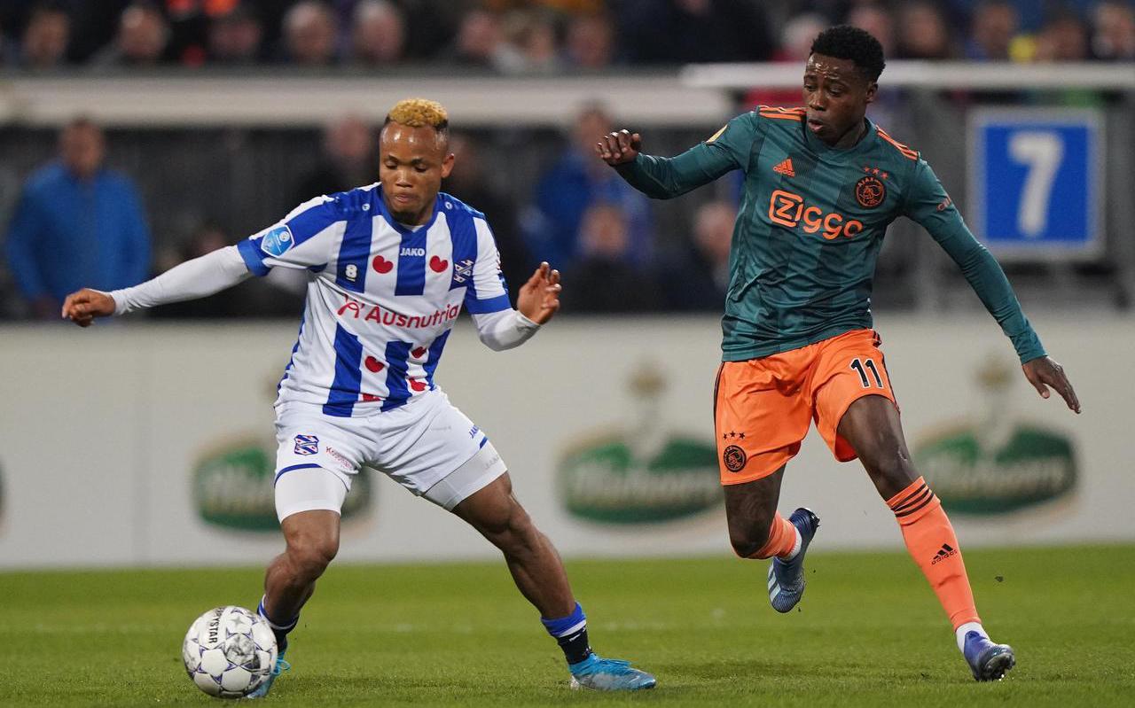 Chidera Ejuke in het shirt van SC Heerenveen tegen Ajax.
