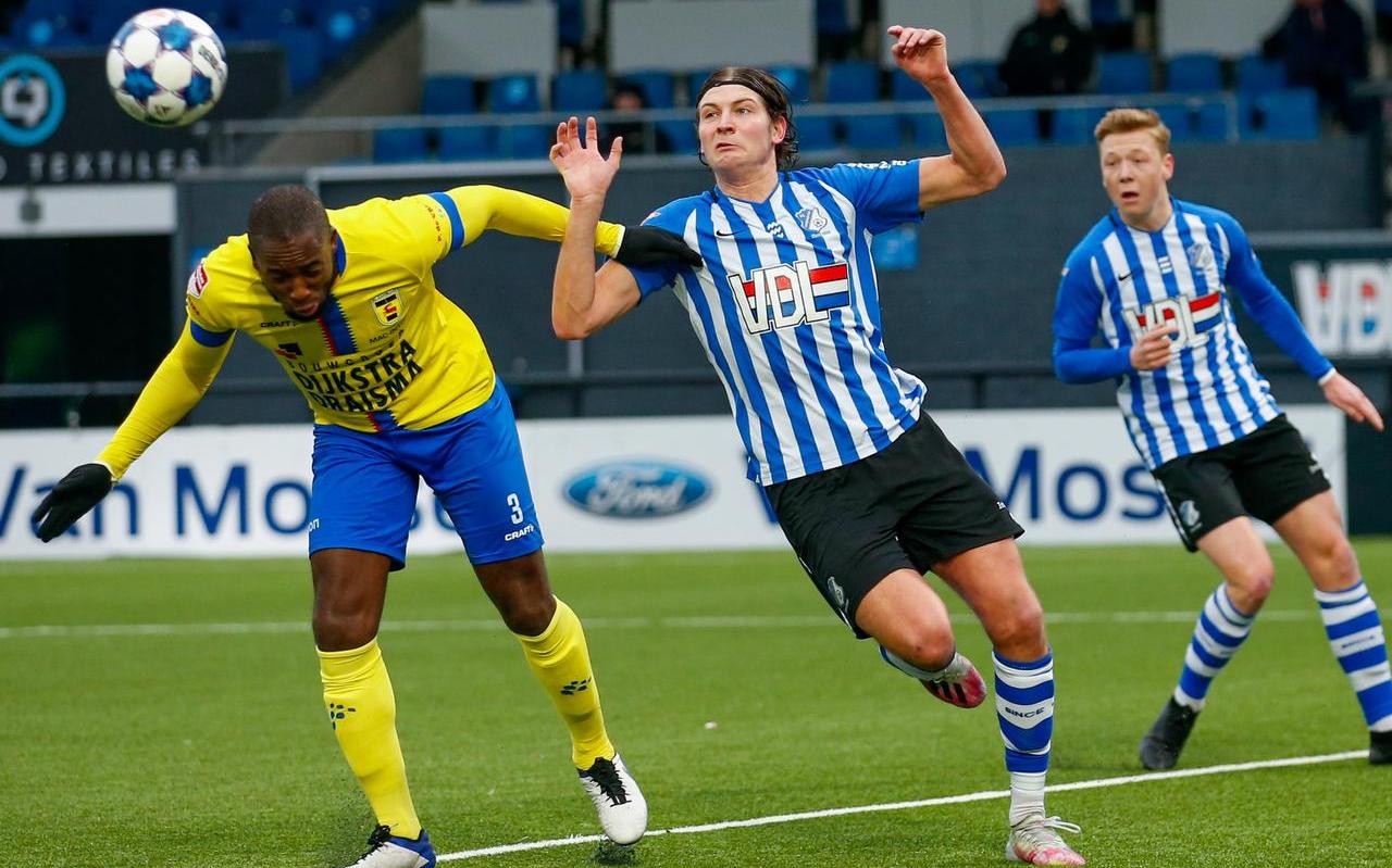 Calvin Mac-Intosch troeft Eindhoven-speler Maarten Peijnenburgaf en kopt raak. Calvin Mac-Intosch troeft Eindhoven-speler Maarten Peijnenburgaf en kopt raak.