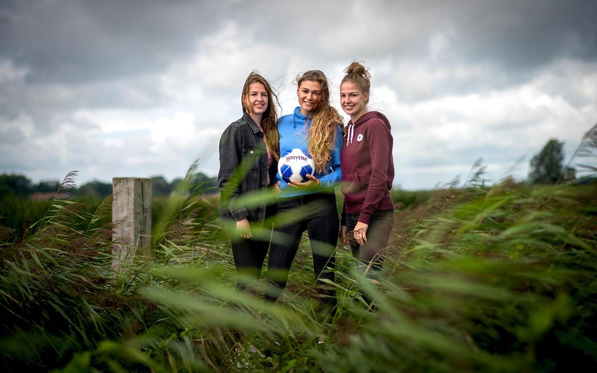 Mariska, Jeanine en Linda Bosma, voetballende zussen bij Heerenveense Boys - Leeuwarder Courant