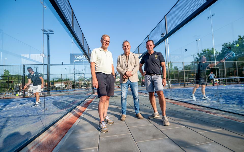 Siep-Klaas Bijland, voorzitter Rudy Veldhuis en Simon Vennema (vlnr), de drie drijvende krachten achter de grote verbouwing in Stiens.
